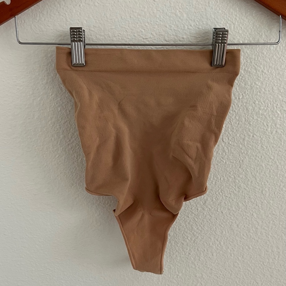 NWOT SKIMS sculpting thong